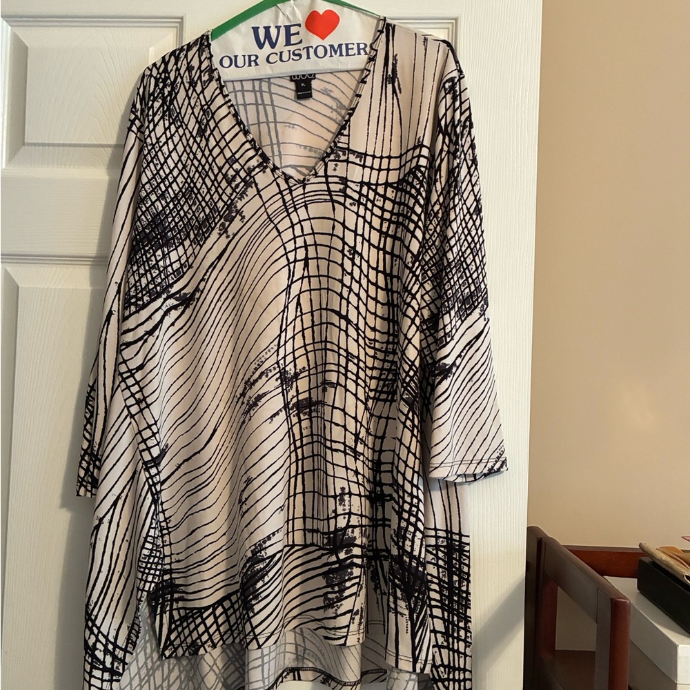 Women's Black and White V-Neck Top